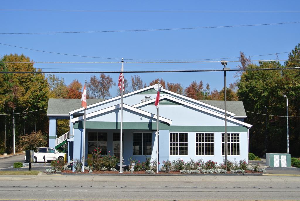 Super 8 By Wyndham Fayetteville Exterior photo