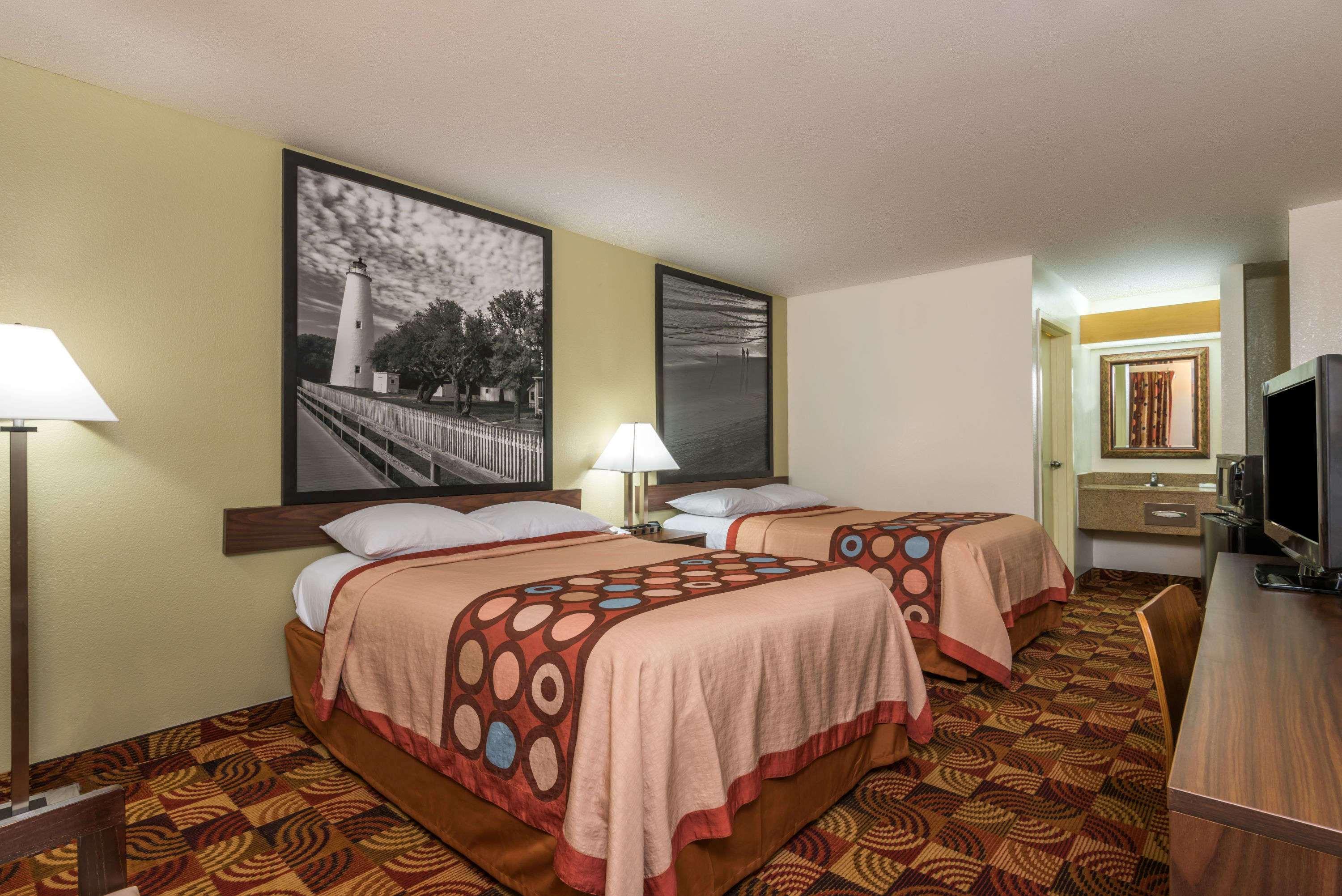 Super 8 By Wyndham Fayetteville Exterior photo